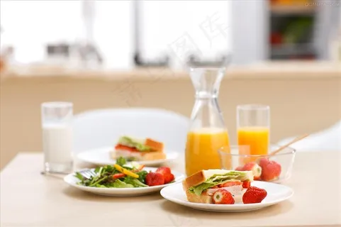 餐桌上的果汁 餐桌上的果汁