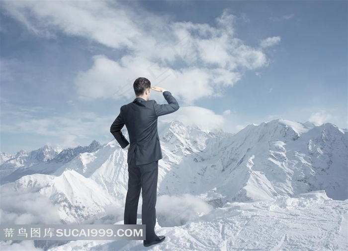 站在雪山顶眺望的男人创意摄影高清图片