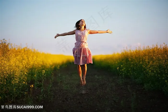 美女在户外张开双臂图片美女图片