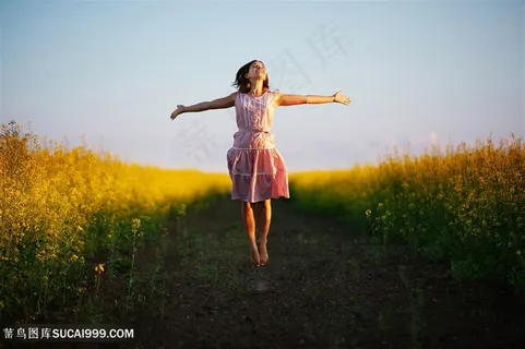 美女在户外张开双臂图片美女图片