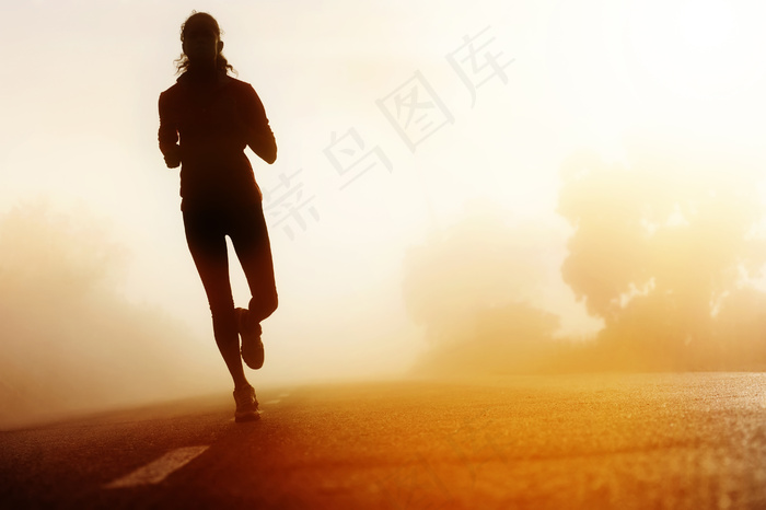美女晨跑剪影图片