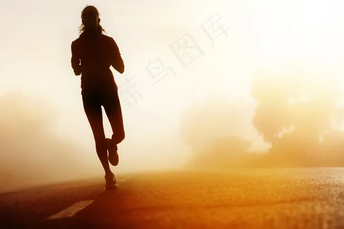 美女晨跑剪影图片