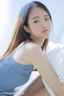 坐在床上的*清纯美女写真