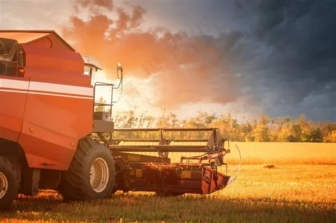 正在工作中的收割机 正在工作中的收割机