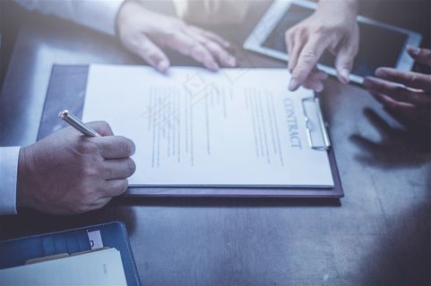 正在签订合同的人物高清图片