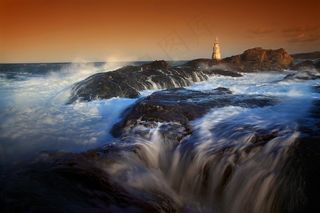 高清唯美海边礁石激流灯塔风景图片