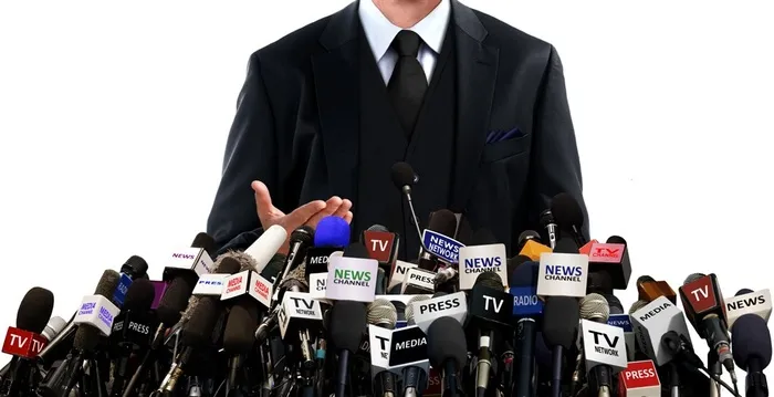 站在码放的麦克风前讲话的商务人士高清图片