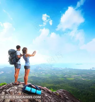 旅行箱系列 - 站在山项给风景拍照的旅行者