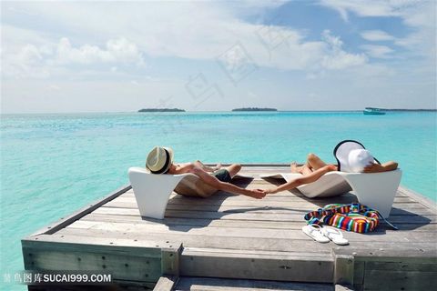 海边度假的幸福情侣高清图