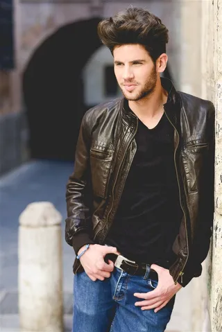 皮衣牛仔裤帅哥图片