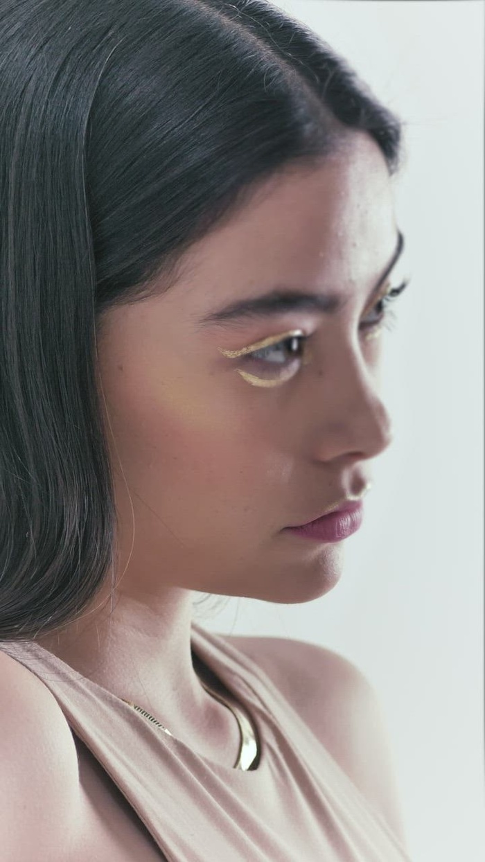 模特的脸，戴着珠宝摆姿势拍照