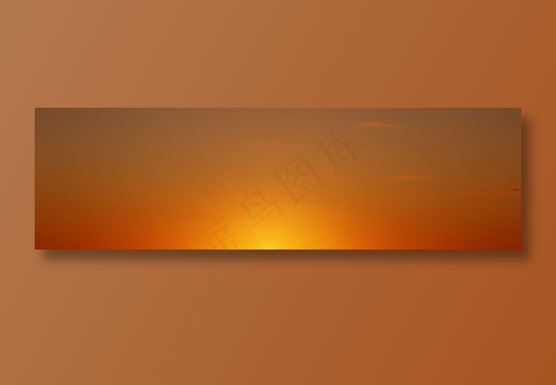 彩色渐变天空中的金色阳光