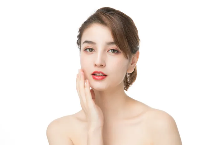 女性美妆护肤面部展示）