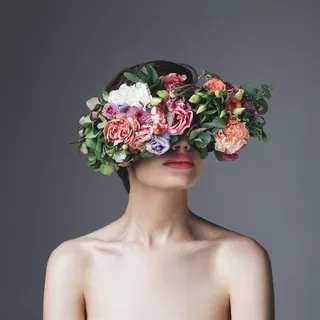 带鲜花眼罩的美女