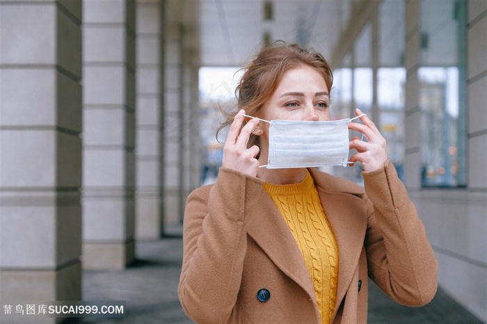 戴上口罩的动作图片