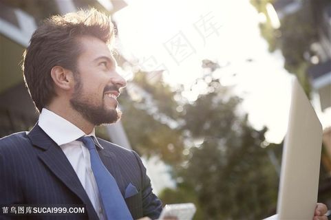 看电脑的外国商务帅哥高清摄影图片