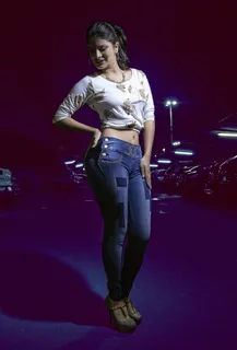 *牛仔裤美女图片 *牛仔裤美女图片