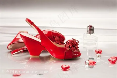 瓷砖上的红色高跟鞋图片素材