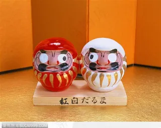 折扇旁的一对娃娃