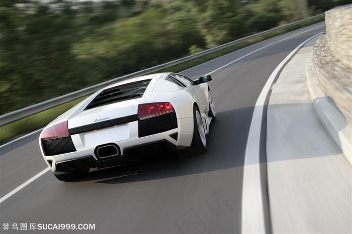 超级跑车-行驶的白色兰博基尼