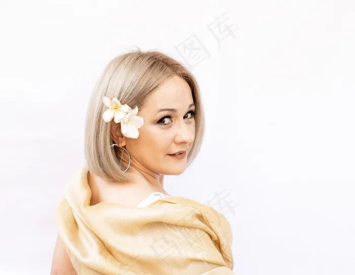 鱼尾纹美女图片
