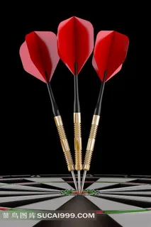 三只命中标靶红心的飞镖高清图片