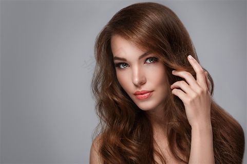 抚摸长发的欧美女性高清图片