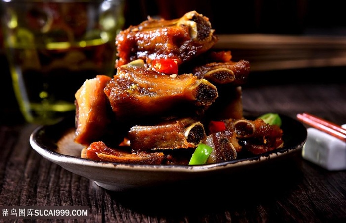 腊肉排骨红烧卤制