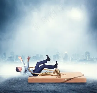 城市背景上被捕鼠器夹住的商务人士高清图片