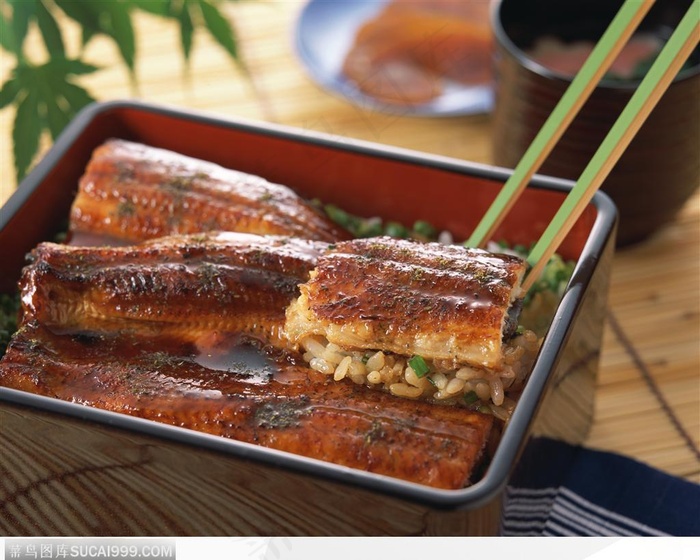 夏日美食-夹起的鱼排