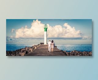 海边散步情侣背影图片