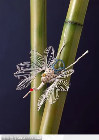 系有假蚱蜢的竹子