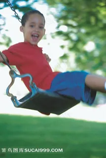 天真儿童荡秋千图片