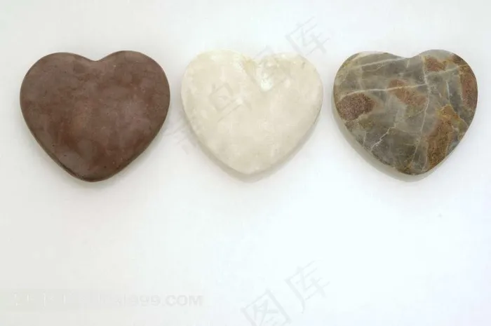 并排的心形石头