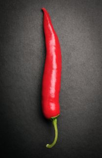 灰色背景下的红色辣椒