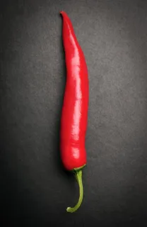 灰色背景下的红色辣椒