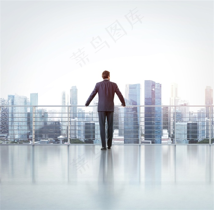 在平台上手扶栏杆眺望城市的商务人士高清图片
