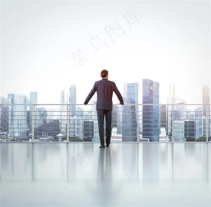 在平台上手扶栏杆眺望城市的商务人士高清图片