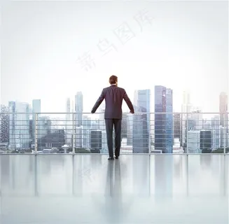 在平台上手扶栏杆眺望城市的商务人士高清图片