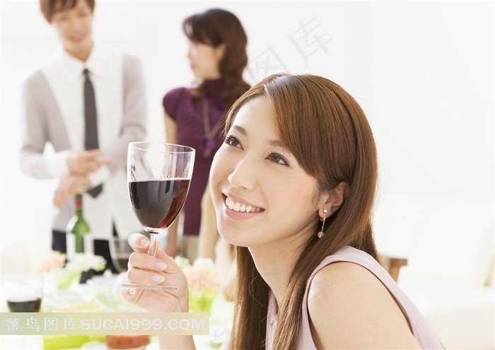 红酒广告元素 聚会中端着红酒杯的女性特写