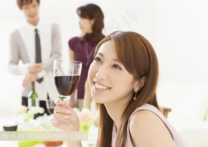 红酒广告元素 聚会中端着红酒杯的女性特写