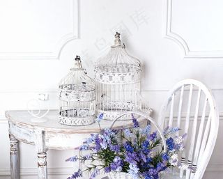 室内竹篮里的薰衣草图片