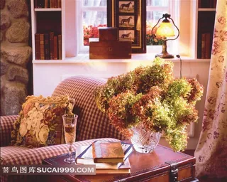 家居客厅沙发茶几和鲜花高清摄影图