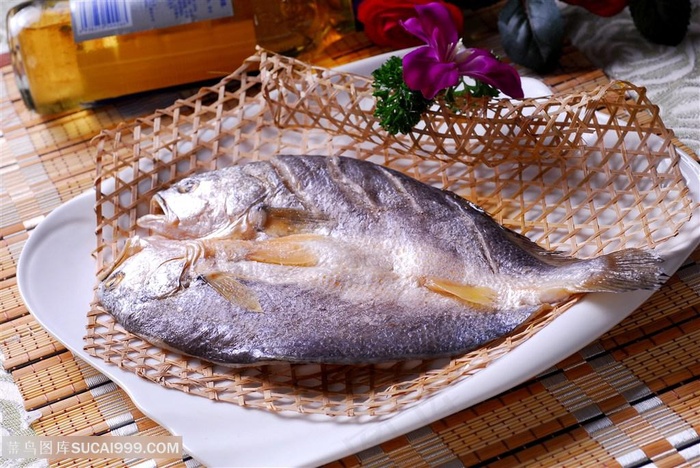 烤黄鱼卷的美食图片