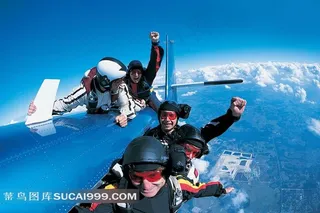 趴在飞机上的跳伞运动员