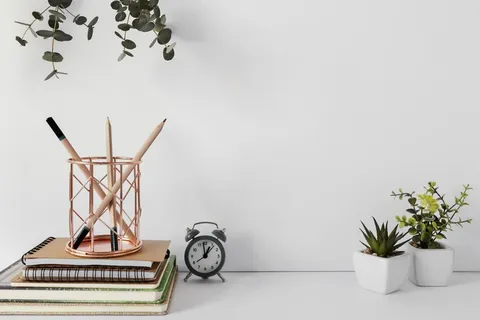 白色简约立体空间书桌植物桌面高清背景