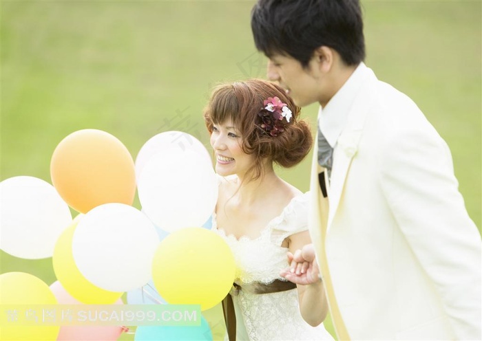 拉气球牵手的幸福情侣婚纱写真