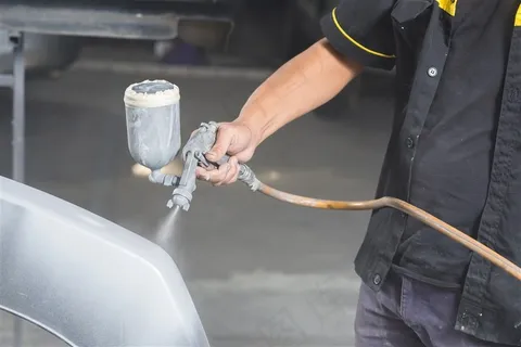 正在喷漆的男人