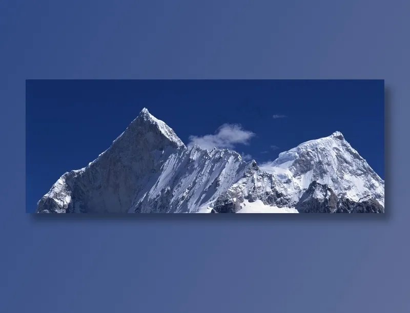 蓝天下的石峰石壁
