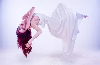 美女漂浮在空中高清图片素材